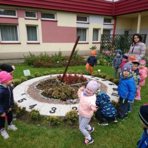 Poznanie przedszkolnego ogrodu i zegara słonecznego - grupa 