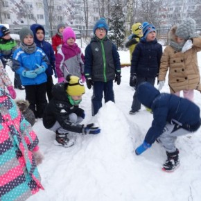 Zabawy na śniegu w grupie 