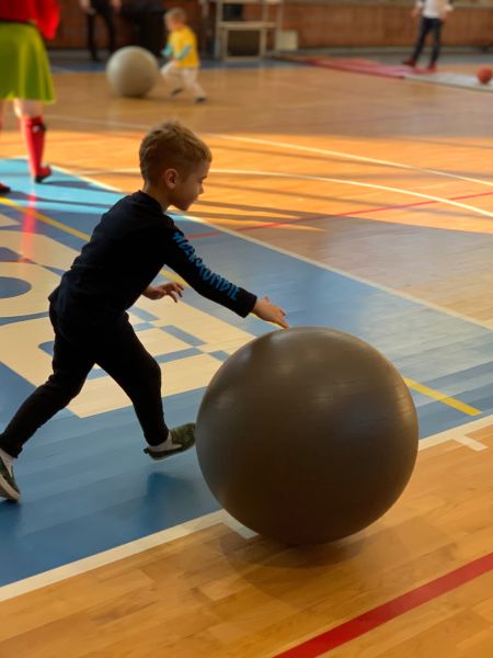 Sport, taniec i święty Mikołaj na MOSiR w grupach 