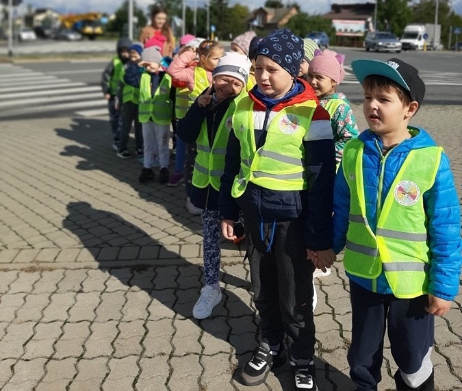 Spacer „Motylków” na skrzyżowanie w pobliżu przedszkola